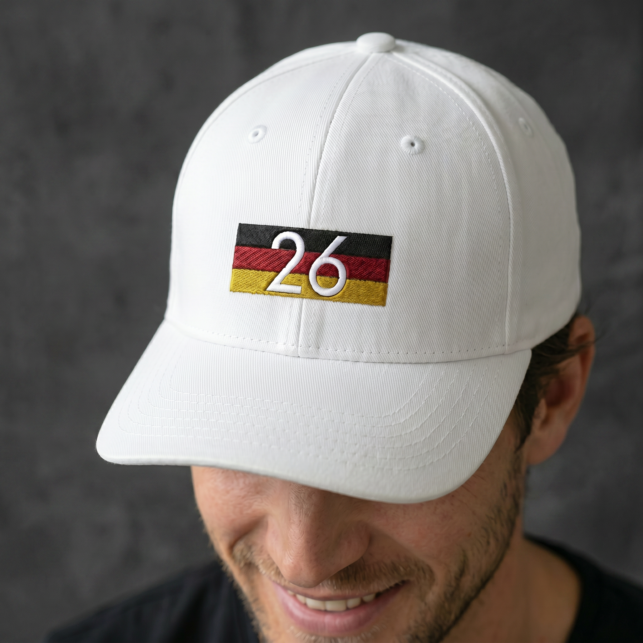 Deutschland Snapback Cap „26“ – Flat Bill, Weiß